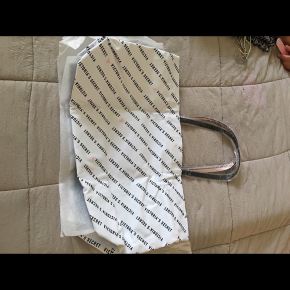 Victoria’s Secret duffle bag - Picture 3 of 4